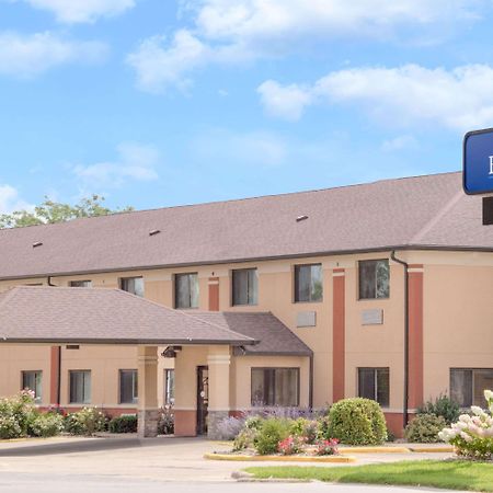Baymont By Wyndham Waterloo Hotel Bagian luar foto