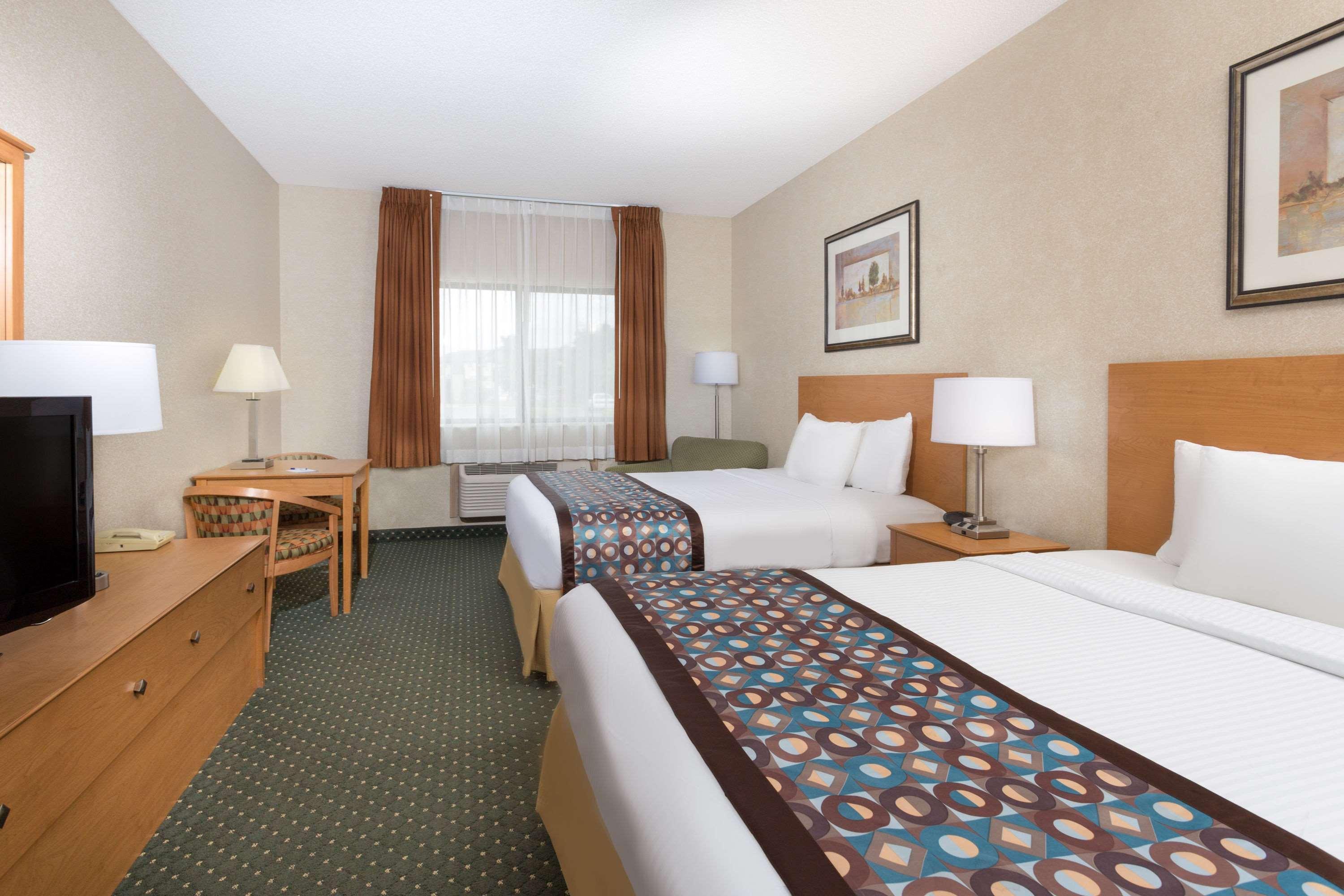 Baymont By Wyndham Waterloo Hotel Bagian luar foto
