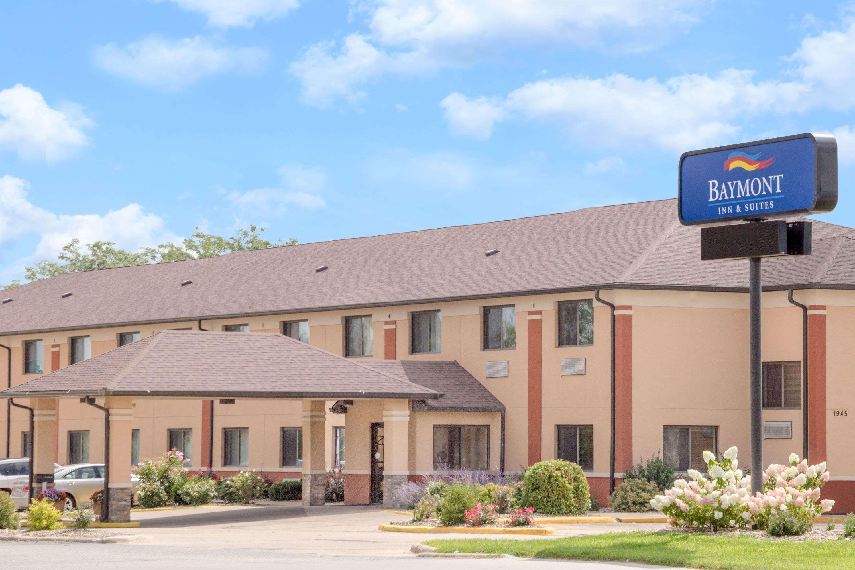 Baymont By Wyndham Waterloo Hotel Bagian luar foto