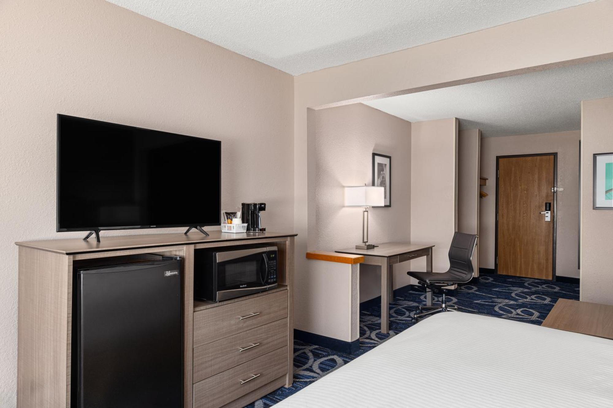 Baymont By Wyndham Waterloo Hotel Bagian luar foto