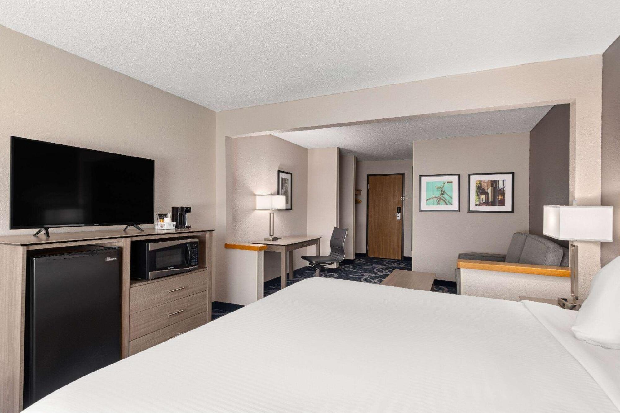 Baymont By Wyndham Waterloo Hotel Bagian luar foto