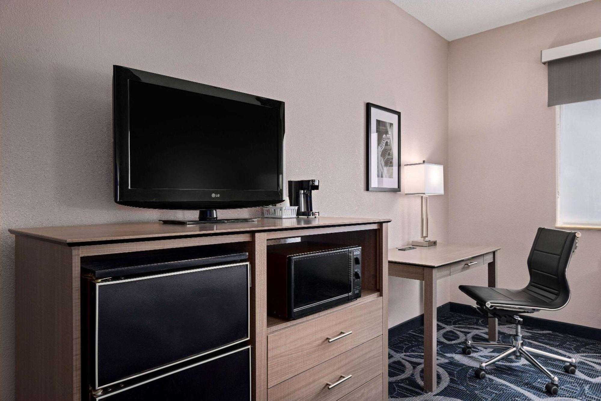 Baymont By Wyndham Waterloo Hotel Bagian luar foto