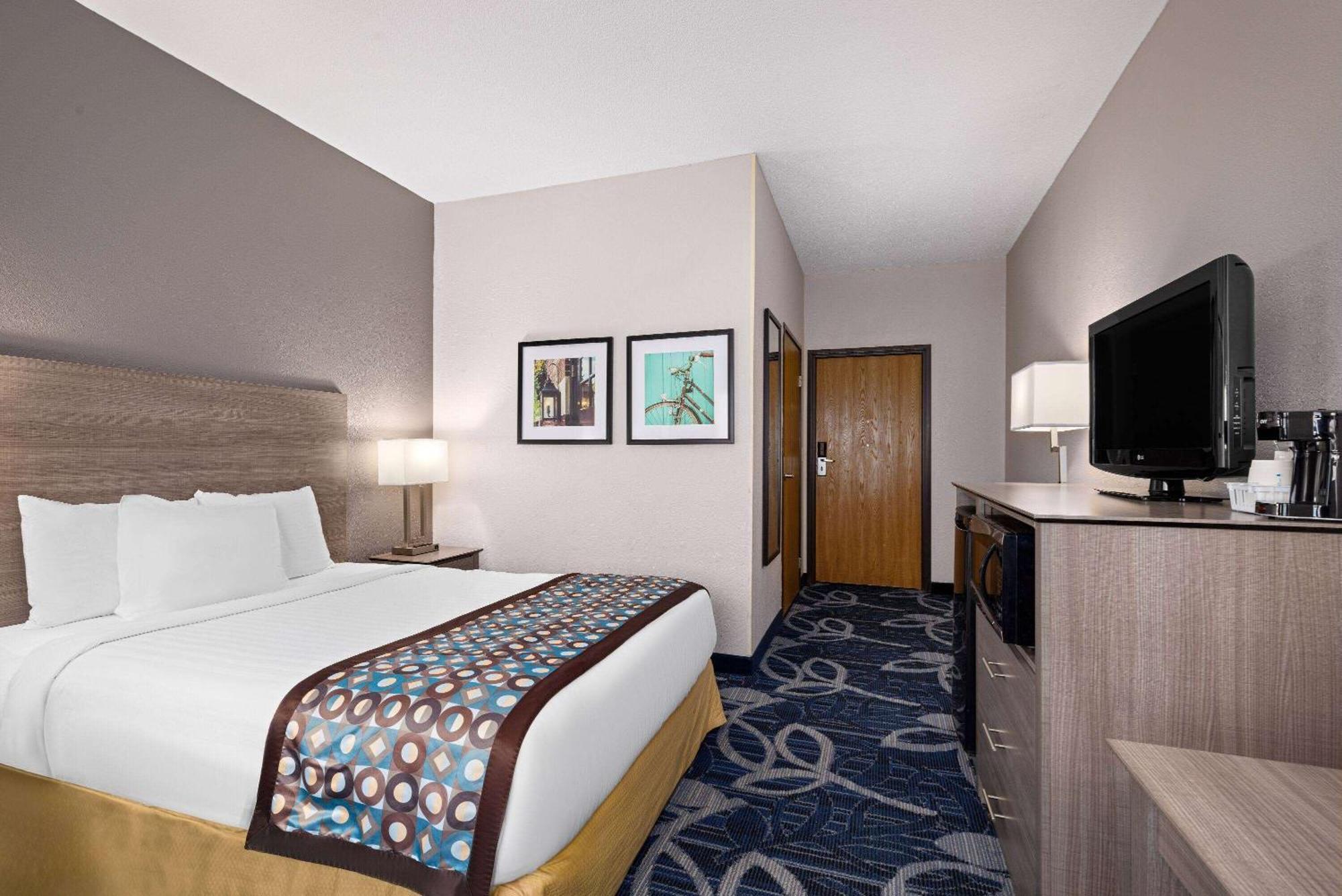 Baymont By Wyndham Waterloo Hotel Bagian luar foto