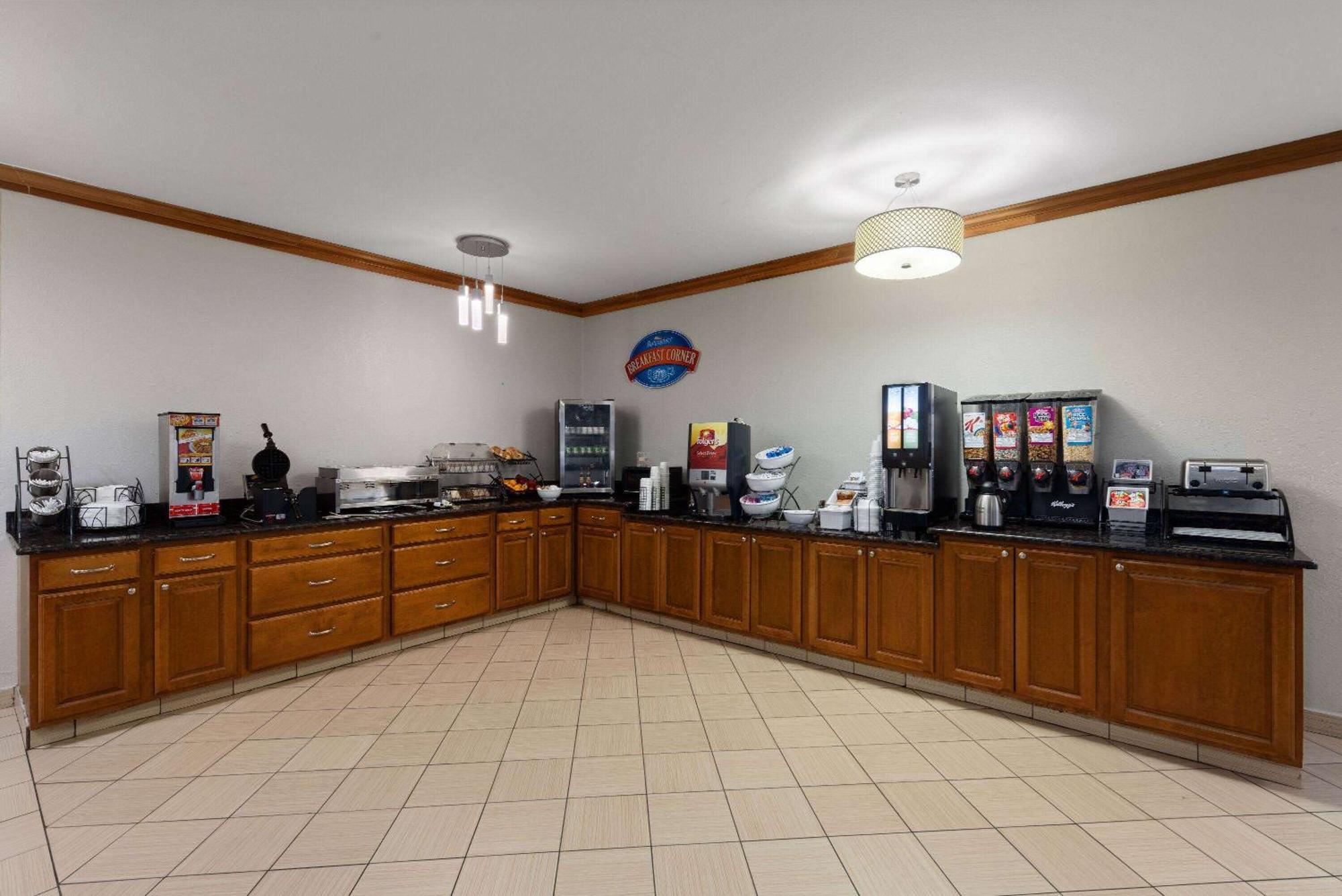 Baymont By Wyndham Waterloo Hotel Bagian luar foto