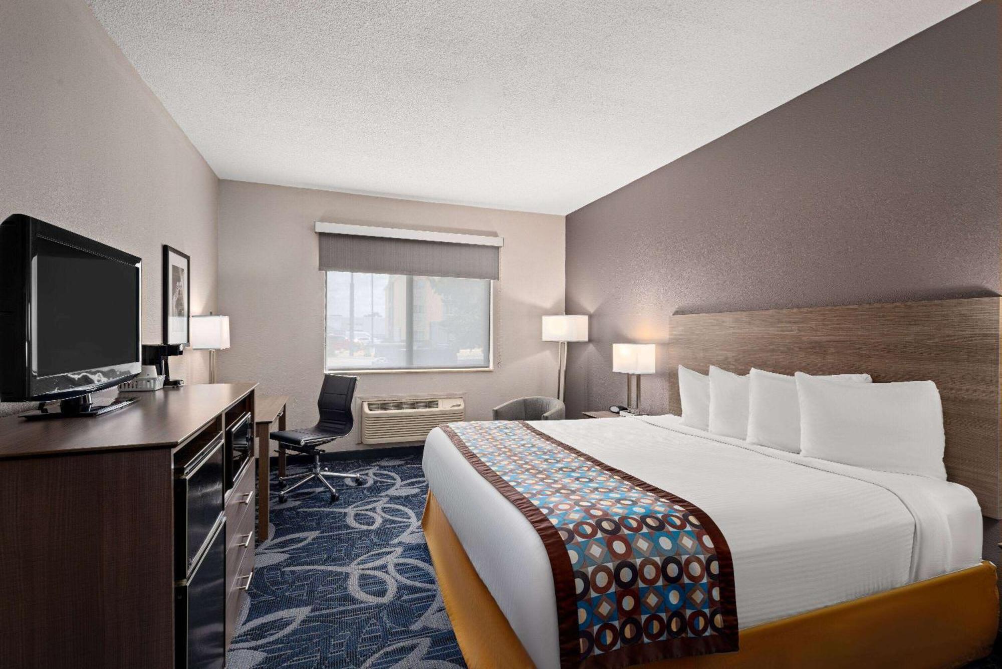 Baymont By Wyndham Waterloo Hotel Bagian luar foto