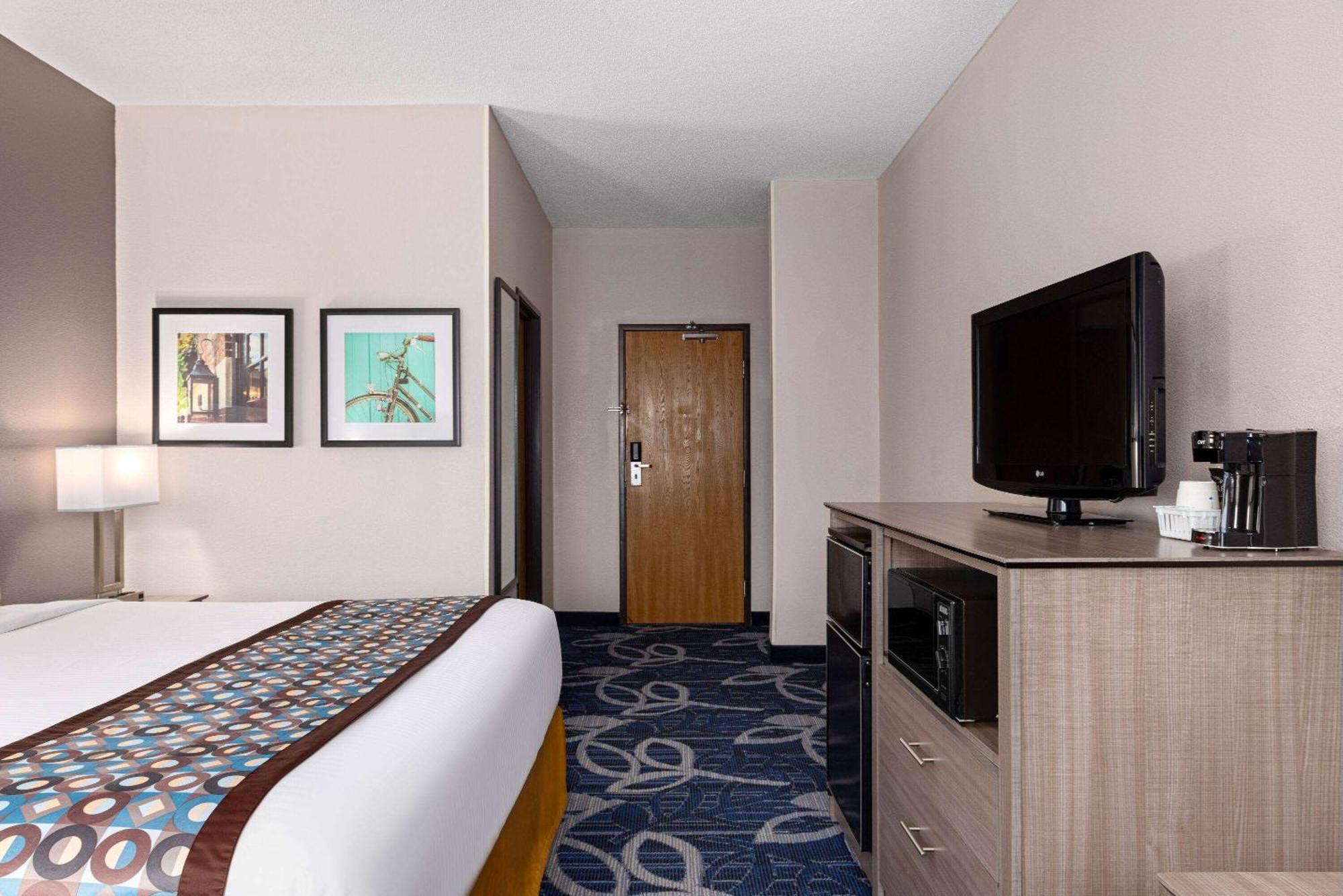 Baymont By Wyndham Waterloo Hotel Bagian luar foto