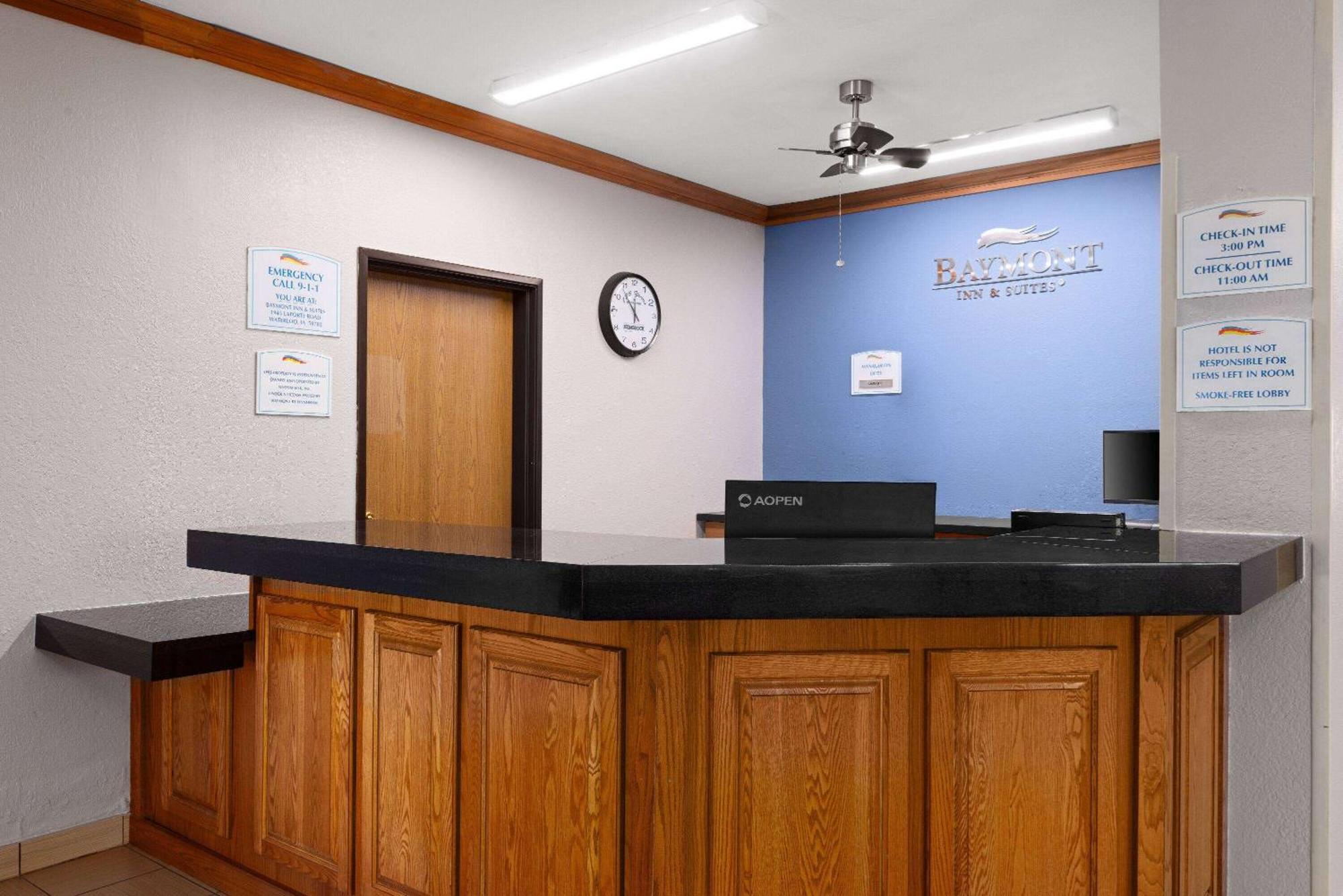 Baymont By Wyndham Waterloo Hotel Bagian luar foto