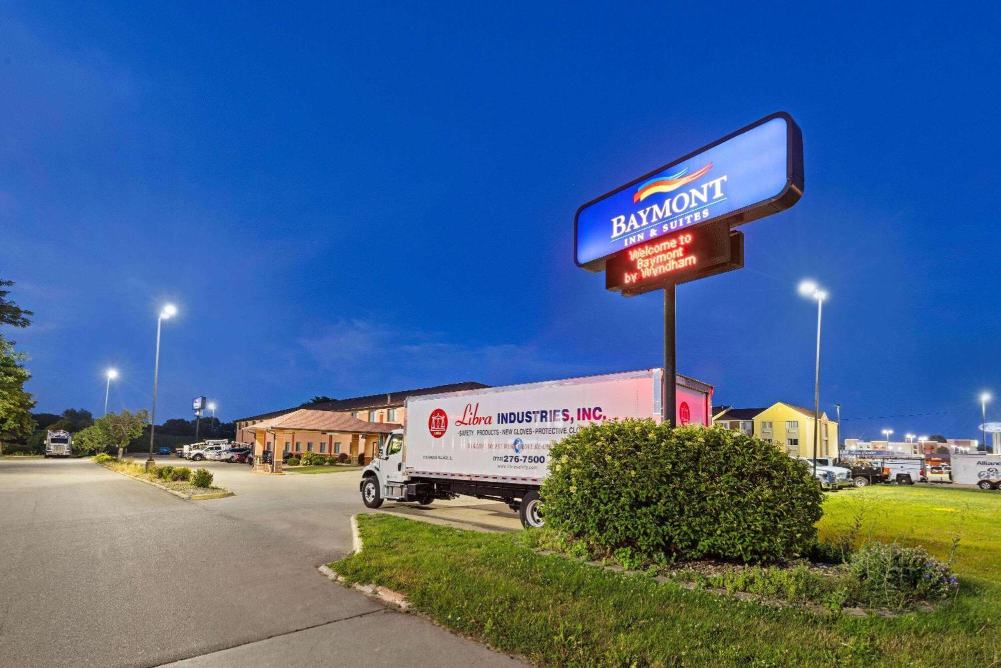 Baymont By Wyndham Waterloo Hotel Bagian luar foto