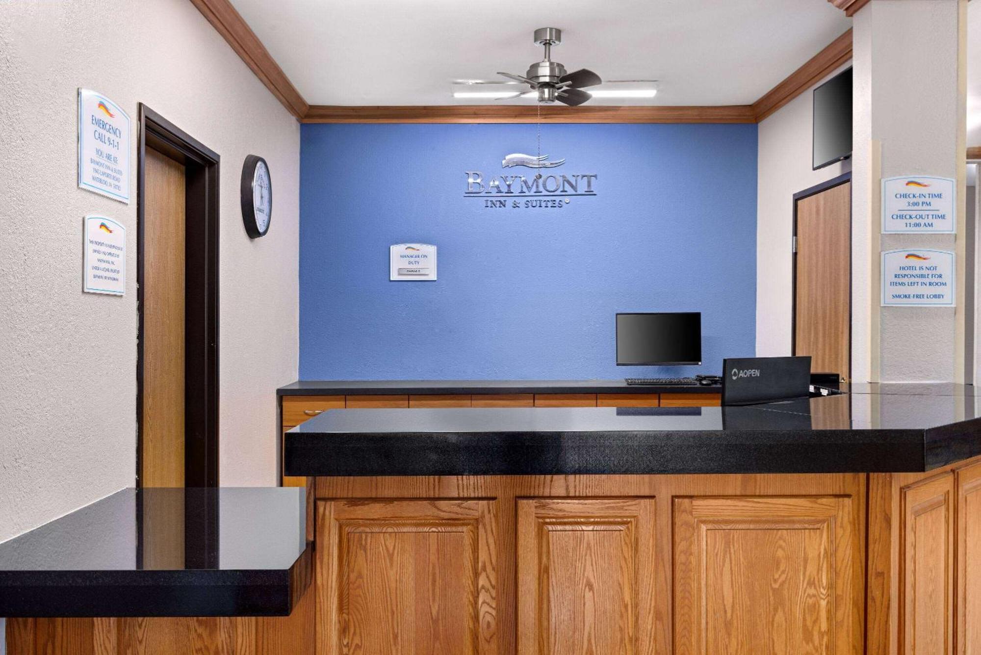 Baymont By Wyndham Waterloo Hotel Bagian luar foto