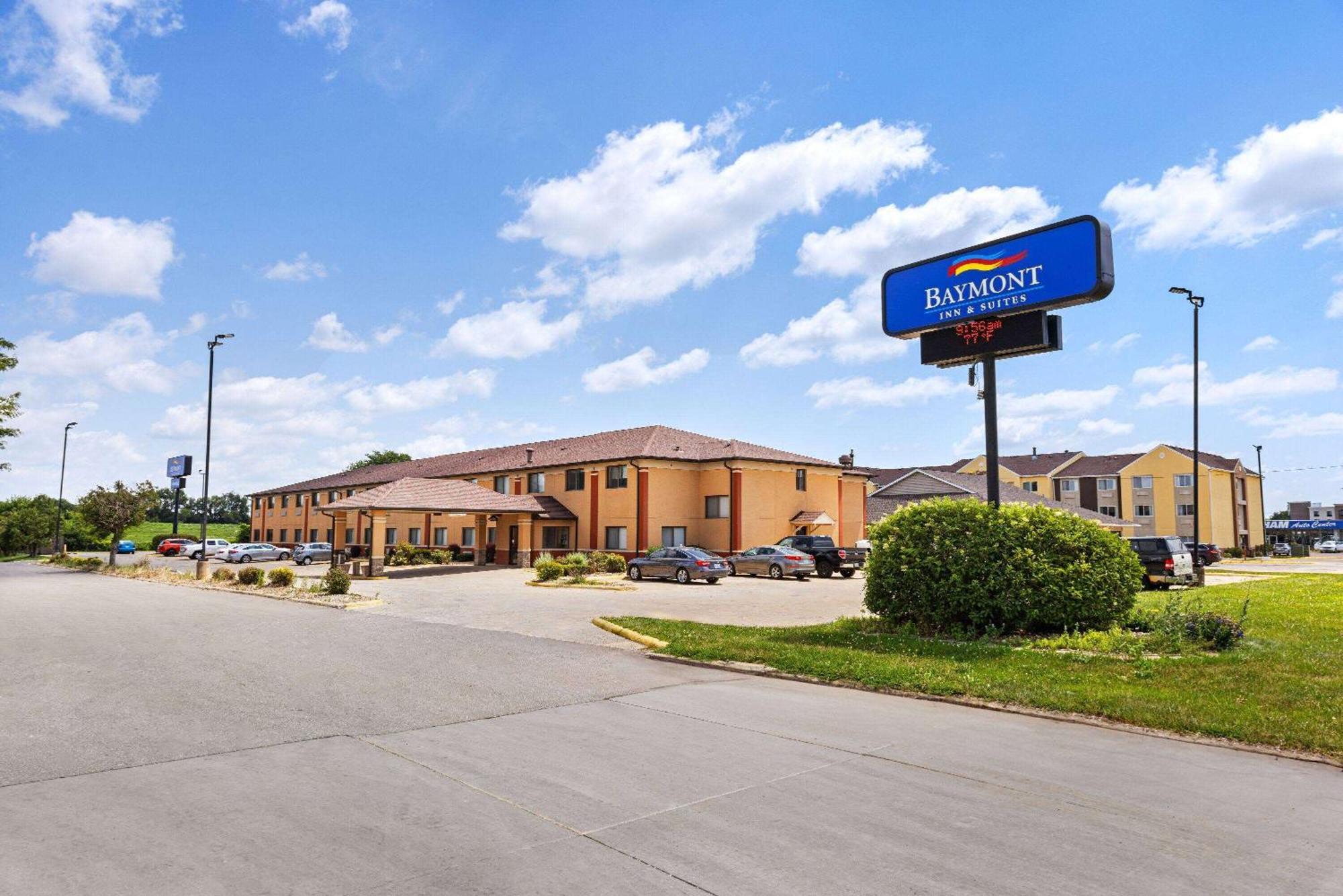 Baymont By Wyndham Waterloo Hotel Bagian luar foto